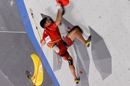 El español Alberto Ginés compite en la prueba de combinado y consigue la medalla de oro en escalada en el Parque de Deportes Urbanos de Aomi en Tokio (Japón).