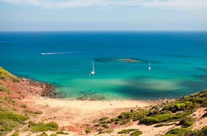 Veleros fondeados en cala Pilar, en la isla de Menorca. 