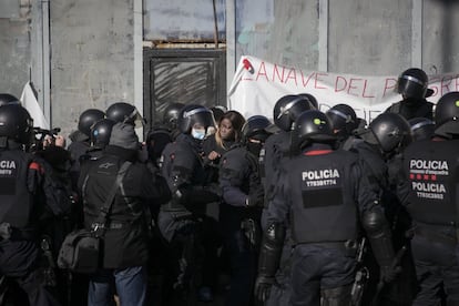 Agentes de los Mosos d'Esquadra frente al edificio. La entidad propietaria de la nave, la Sareb o banco malo, constituida con una mayoría de capital público y que se quedó los activos tóxicos tras el rescate a la banca, había asegurado el lunes a este diario que no iba a paralizar el lanzamiento.