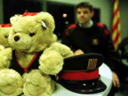 B SI Nº (1/02/2000) -RECIBIDO POR EMAIL- LOS MOSSOS DE TRANSITO PRESENTARON HOY LOS OSITOS DE PELUCHE QUE SIRVEN DE SOPORTE PSICOLOGICO A LOS NIÑOS.-PERE DURAN.