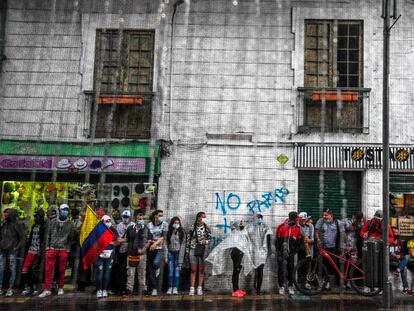 Manifestantes contra la reforma tributaria en Colombia