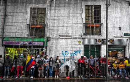 Manifestantes contra la reforma tributaria en Colombia