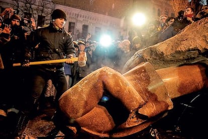 Escena en Ucrania, durante el derribo ante los medios de comunicaci&oacute;n de una estatua de Lenin.