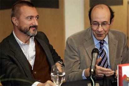 Arturo Pérez-Reverte (a la izquierda) y Francisco Rico, durante la presentación de las <i>Novelas ejemplares,</i> de Miguel de Cervantes, ayer en Madrid.