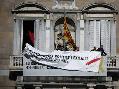 Las pancartas que Quim Torra tuvo que retirar del en el palacio de la Generalitat.