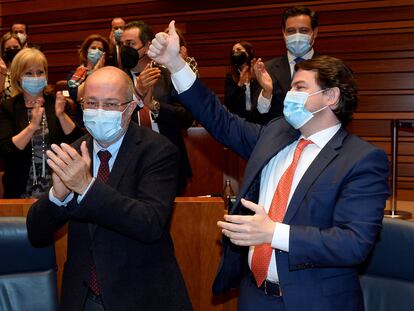 El presidente de la Junta de Castilla y León, Alfonso Fernández Mañueco (d), celebra junto al vicepresidente, Francisco Igea (i), la fallida moción de censura presentada por parte del PSOE, contra su gobierno.