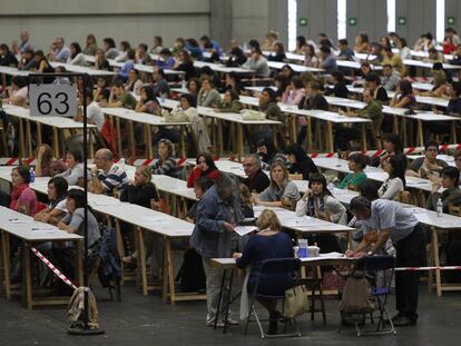 Tres pabellones del Bilbao Exhibition Centre (BEC) de Barakaldo acogen entre ayer y hoy, como muestra la imagen, las pruebas convocadas en mayo para la Oferta Pública de Empleo que incluyen 419 plazas a las que optan 33.000 solicitantes.