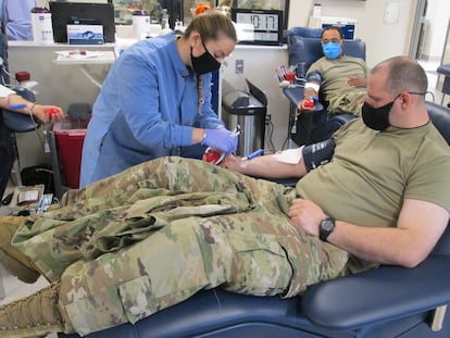 Varios militares donan sangre en la base militar del Ejército de los Estados Unidos Fort Leonard Wood, en octubre de 2021.