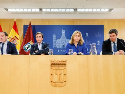 De izquierda a derecha, el edil Borja Carabante, el alcalde José Luis Martínez-Almeida, la vicealcaldesa Inmaculada Sanz, y el concejal Alberto González.