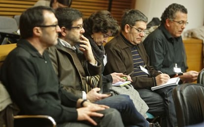 Los promotores de la ILP para abrir una nueva RTVV siguieron el debate en la comisión de las Cortes Valencianas.