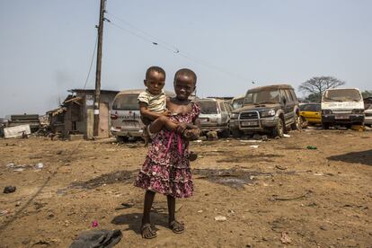 Kadiatu, con su pequeño hermano en brazos. A los niños de Big Bomeh, en Freetown (Sierra Leona), la responsabilidad les llega temprano. 
