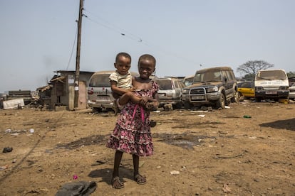 Kadiatu, con su pequeño hermano en brazos. A los niños de Big Bomeh, en Freetown (Sierra Leona), la responsabilidad les llega temprano. 
