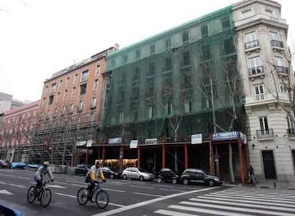 Un edificio que se encontraba en rehabilitación en 2005 en la calle de Serrano.