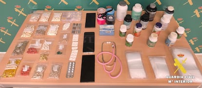 Pastillas y objetos incautados en el registro de la vivienda de la falsa doctora en Burgos.