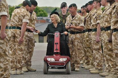 Camilla Parker Bowles no se ha dejado vencer por su pierna quebrada. La duquesa de Cornwall intenta cumplir todos los compromisos de su agenda y así se pudo comprobar el miércoles, cuando asistió a la bienvenida de los soldados británicos que volvían de su misión en Afganistán. Utilizando un <i>scooter</i>, la Duquesa homenajeó a los soldados y declaró que los que volvían heridos hacían que se sintiera "orgullosa de ser británica".