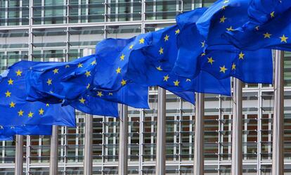 Banderas de la Unión Europea frente a la sede de la Comisión Europea en Bruselas.