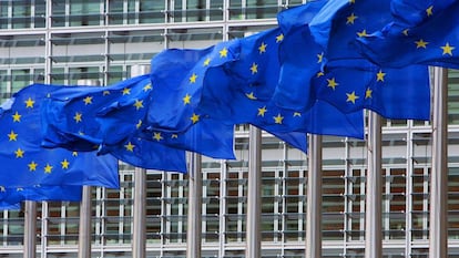Banderas de la Unión Europea frente a la sede de la Comisión Europea en Bruselas.