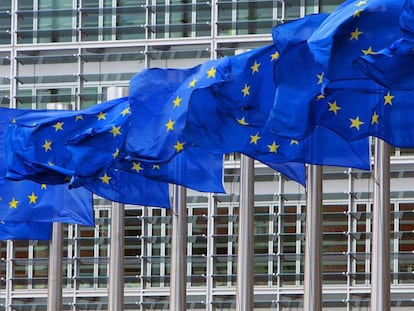 Banderas de la Unión Europea frente a la sede de la Comisión Europea en Bruselas.