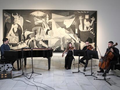 Aitor Etxebarria y su trío de cuerda durante la actuación frente al Guernica en el Museo Reina Sofia de Madrid. Jaime Villanueva