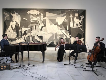Aitor Etxebarria y su trío de cuerda durante la actuación frente al Guernica en el Museo Reina Sofia de Madrid. Jaime Villanueva
