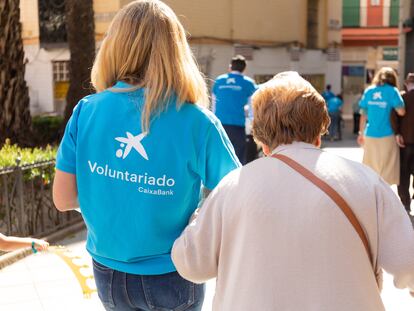 Voluntarios de CaixaBank participan en una actividad de acompañamiento a personas mayores.
