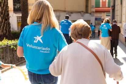 Voluntarios de CaixaBank participan en una actividad de acompañamiento a personas mayores.