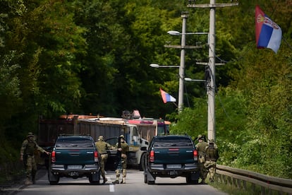 Soldados de la OTAN junto a varios camiones cruzados en la carretera por serbios en la localidad de  Zubin Potok, el día 1.