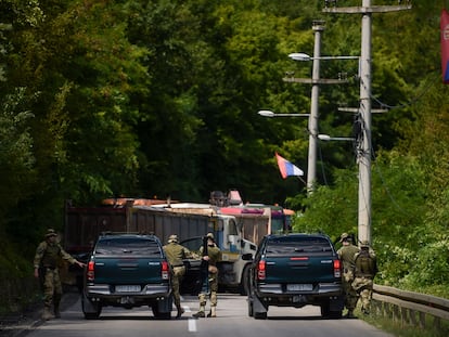 Soldados de la OTAN junto a varios camiones cruzados en la carretera por serbios en la localidad de  Zubin Potok, el día 1.