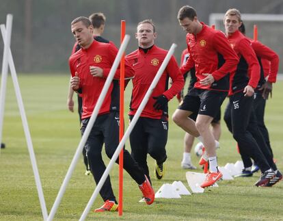 Rooney y otros 'red devils' durante la sesión de entrenamiento en Carrington (Manchester) previa al encuentro que disputarán mañana ante el Bayern de Múnich.