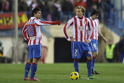 Agüero y Forlán, después de encajar un gol.