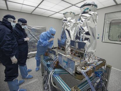 Ingenieros de Sener inspeccionan el instrumento del SeoSat Ingenio en la sede de la empresa en Tres Cantos (Madrid)