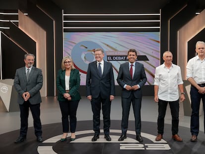 Los candidatos a la presidencia valenciana, desde la izquierda: Carlos Flores (Vox), Mamen Peris (CS), Ximo Puig (PSPV-PSOE), Carlos Mazón (PP), Joan Baldoví (Compromís) y Héctor Illueca (Unides Podem), antes del debate en À Punt.