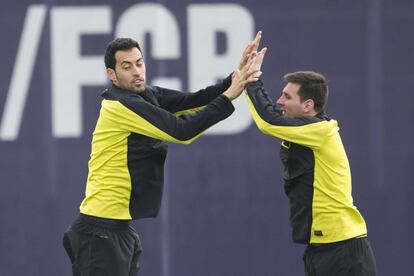 Messi y Sergio Busquets durante el entrenamiento en la ciudad deportiva Joan Gamper previo al partido de ida de cuartos de final de Liga de Campeones que mañana jugará ante el Atlético de Madrid.