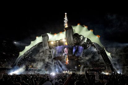 Así se veía el escenario desde el que U2 comenzó su gira mundial '360', era septiembre de 2009 en un Camp Nou abarrotado.