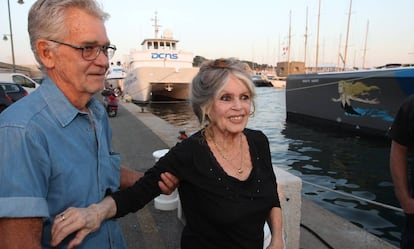 La actriz Brigitte Bardot y su marido, Bernard d' Ormale, en un acto en Saint Tropez (Francia) en septiembre de 2014.