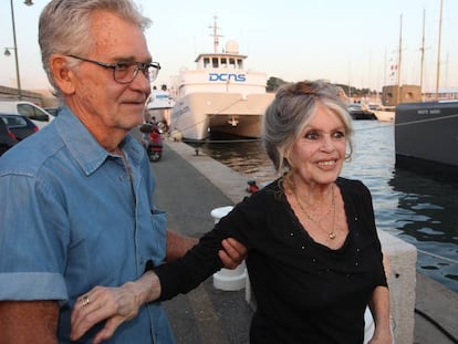 La actriz Brigitte Bardot y su marido, Bernard d' Ormale, en un acto en Saint Tropez (Francia) en septiembre de 2014.