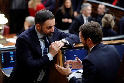 El presidente del Partido Popular, Pablo Casado, a la derecha, y el líder de Vox, Santiago Abascal, conversan durante la sesión constitutiva de la Cámara baja, en diciembre de 2019.