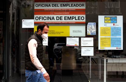 Una persona pasa al lado de una Oficina de Empleo en Madrid.