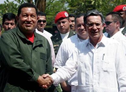 Chávez y Uribe se saludan ante la prensa antes de su reunión en la ciudad colombiana de Cartagena.