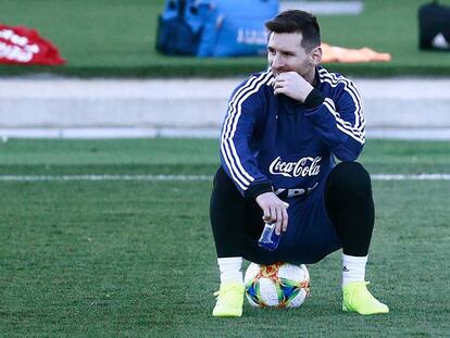 Messi attends durante el entrenamiento de Argentina en Madrid.