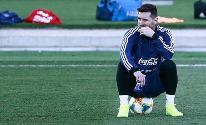 Messi attends durante el entrenamiento de Argentina en Madrid.