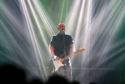 El estadounidense Bob Mould ofreció un poderoso concierto solo con una guitarra eléctrica. Luego, se fue a pinchar 'house'.
