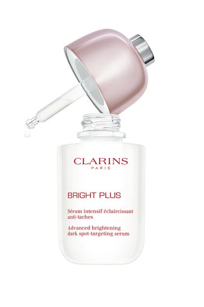 El sérum Bright Plus de Clarins está formulado para que las pieles luzcan más luminosas y sin manchas. Incorpora extracto de mirto rosa para incrementar la capacidad de captar oxígeno de las células y extracto de semilla de acerola.
