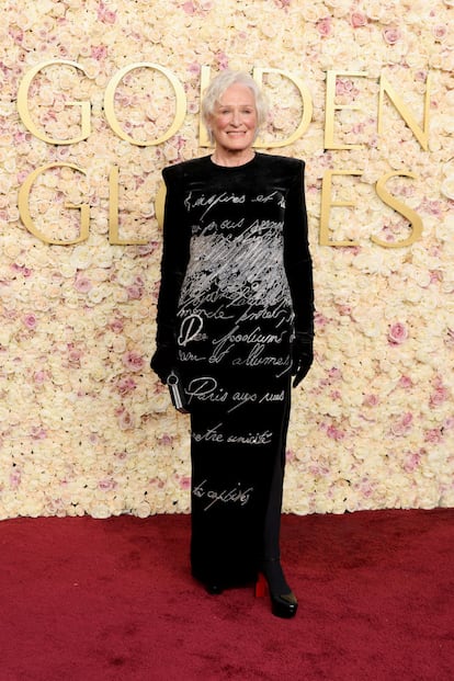 Glenn Close, una de las presentadoras de la gala, acudió con una túnica con juego caligráficos bordados. 