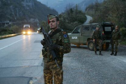 Legionarios en Mostar, en la carretera que conduce a Sarajevo, en noviembre de 2005