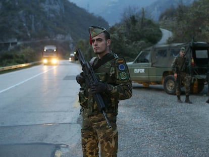 Legionarios en Mostar, en la carretera que conduce a Sarajevo, en noviembre de 2005