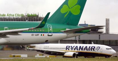 Aviones de Aer Lingus y Ryanair se cruzan en el aeropuerto de Dubl&iacute;n. / Reuters