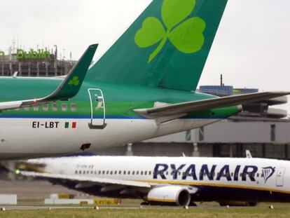 Aviones de Aer Lingus y Ryanair se cruzan en el aeropuerto de Dubl&iacute;n. / Reuters