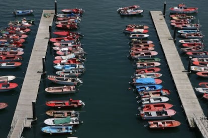 Gamelas atracadas en el puerto de Ribeira.