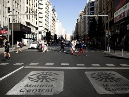 Peatones en la Gran Vía, dentro de la zona de restricciones al tráfico de Madrid Central.